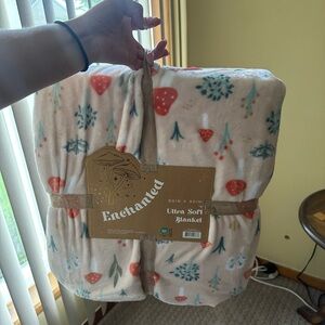 Brand new ultra soft blanket 90 x 90 in color orange popular the mushrooms